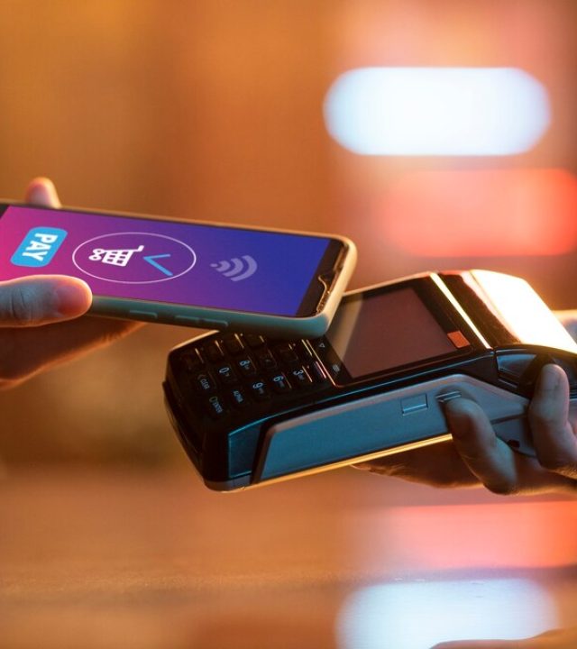 vista-lateral-adulto-pagando-tarjeta_23-2150347020